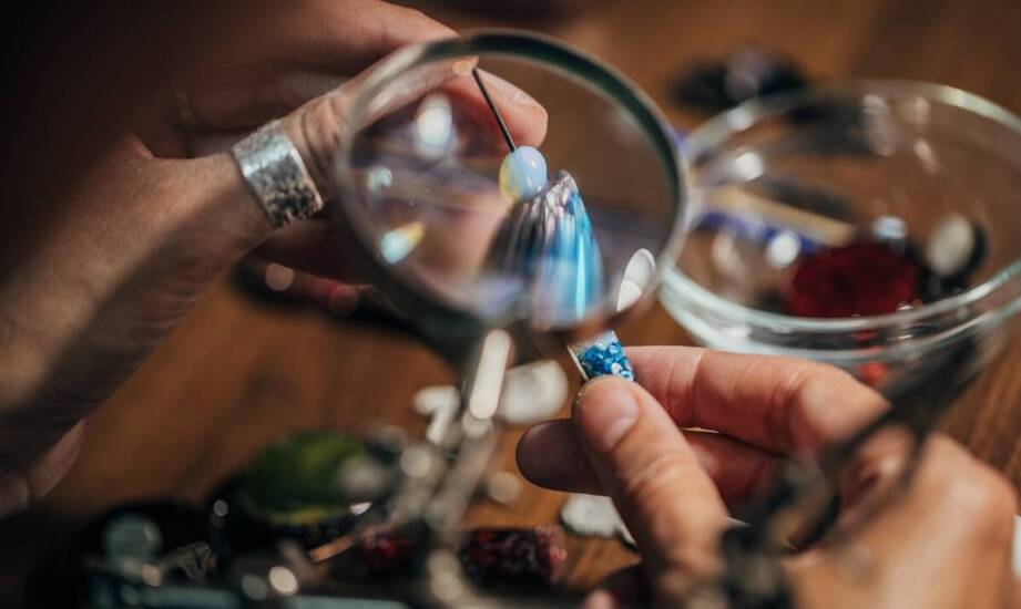 Biżuteria z motywem podróży – jak "podróże Charms" mogą opowiedzieć twoją historię?