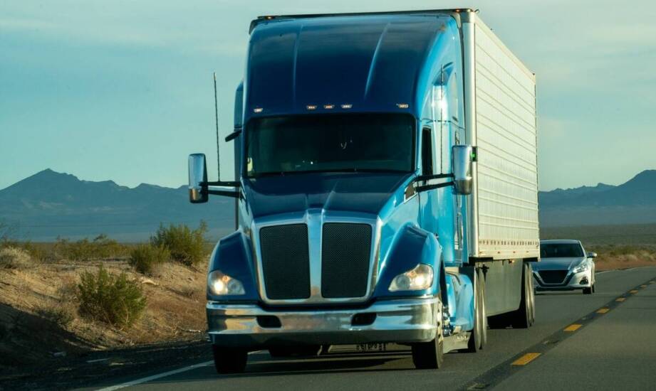 Bezpieczeństwo i punktualność dostaw w samochodowym transporcie – kluczowe elementy