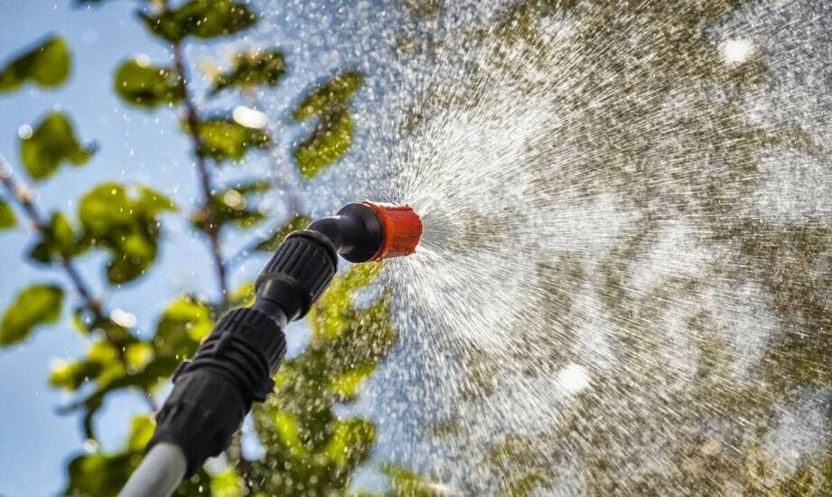 Jakie materiały są najczęściej używane do produkcji ogrodowych opryskiwaczy i dlaczego?