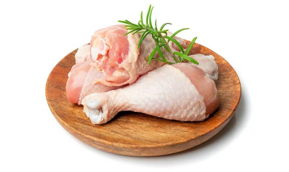 Czy surowy kurczak jest odpowiedni dla kotów z problemami w trawieniu?