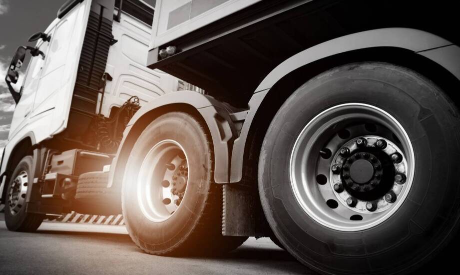 Jak ciężarowe opony wpływają na minimalizację hałasu podczas jazdy?