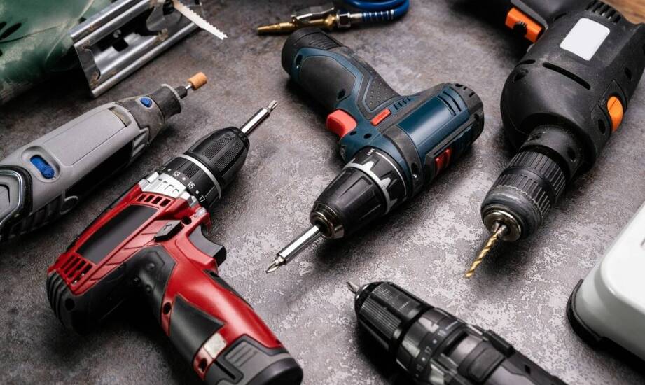 Zalety korzystania z elektronarzędzi przy pracach remontowych