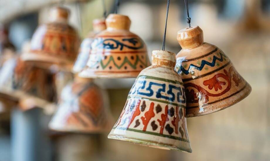 Jakie motywy i wzory są najpopularniejsze w ozdobnych wieszakach?