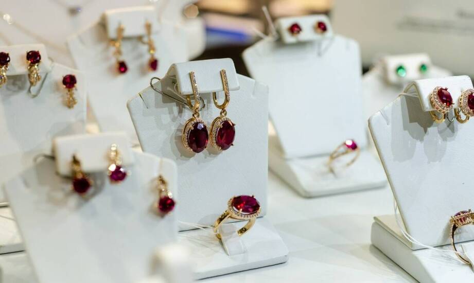 Jak przechowywać rubinowy naszyjnik, by zachować jego piękno na lata