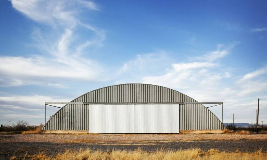 Zalety profilowanego poliwęglanu w nowoczesnym budownictwie