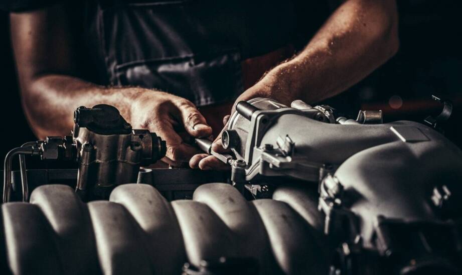 Proces wyjęcia wtryskiwaczy – jakie czynniki wpływają na cenę tej usługi?