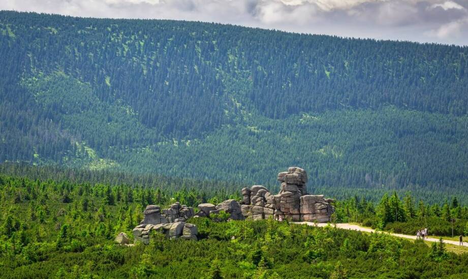 Odległość między Szklarską Porębą a Skalnym Miastem – jak zaplanować podróż?