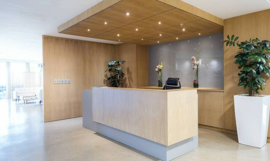 Jak meble wiśniowe mogą odmienić wygląd recepcji?