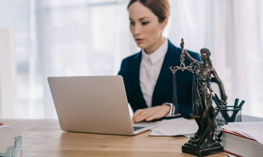 Usługi prawnicze przy opracowywaniu umów i statutów – jak kancelaria może pomóc?