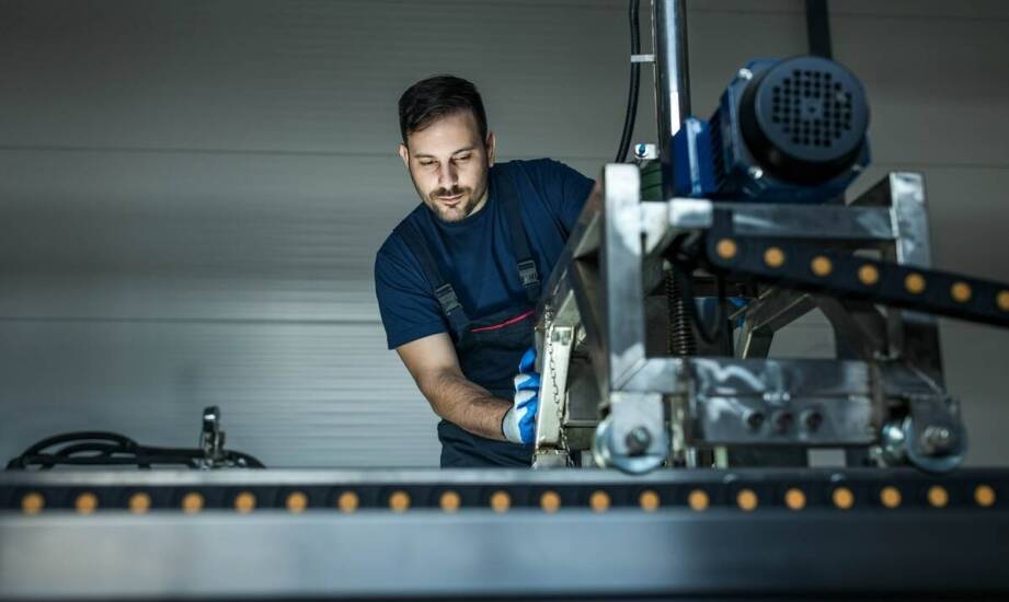 Jak montaż i uruchomienie maszyn pakujących wpływa na ciągłość pracy?