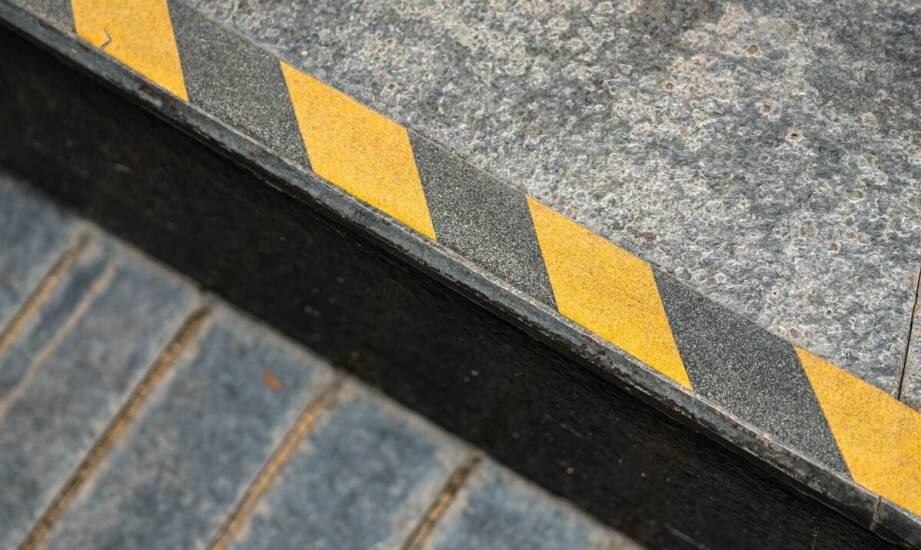 Jak montaż płaskich odbojnic ściennych wpływa na bezpieczeństwo pracy?