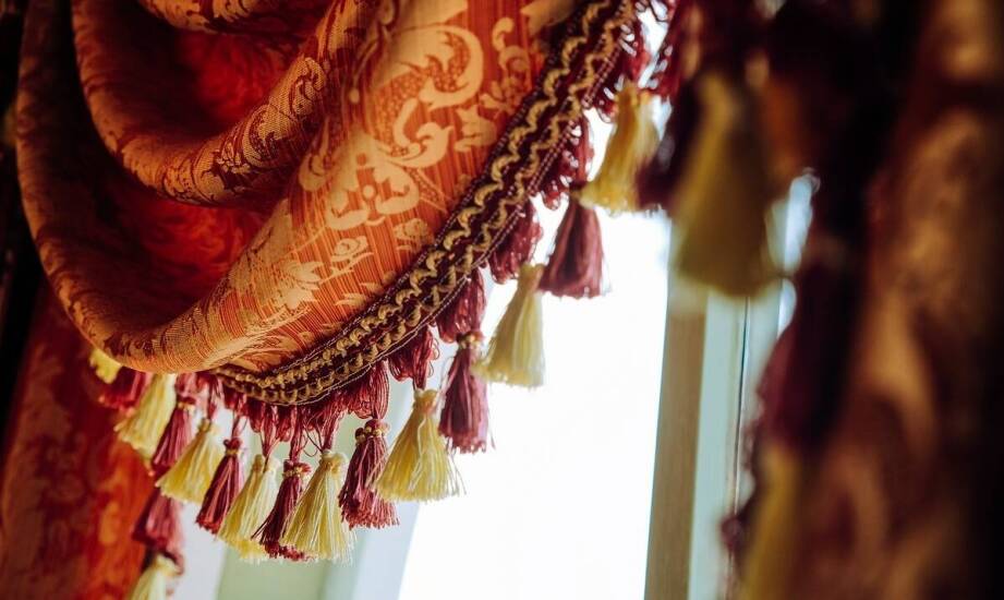 Aranżacje okien z wykorzystaniem tkanin wysokogatunkowych – co warto wiedzieć?