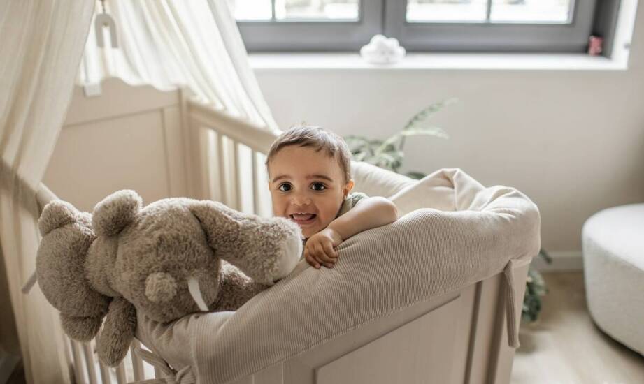 Jakie są kluczowe cechy bezpiecznego kinderbetu dla malucha?