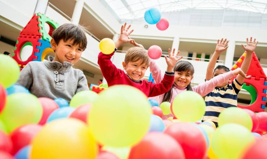 Zimowe półkolonie w sali zabaw: Co oferujemy dla dzieci?
