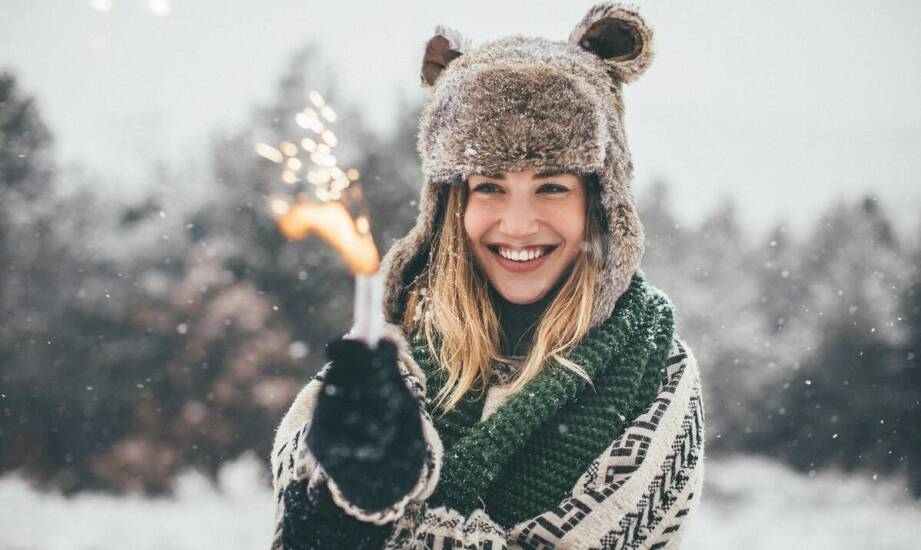 Jak czapka dla dziewczynki z pomponami może wpływać na jej stylizacje?