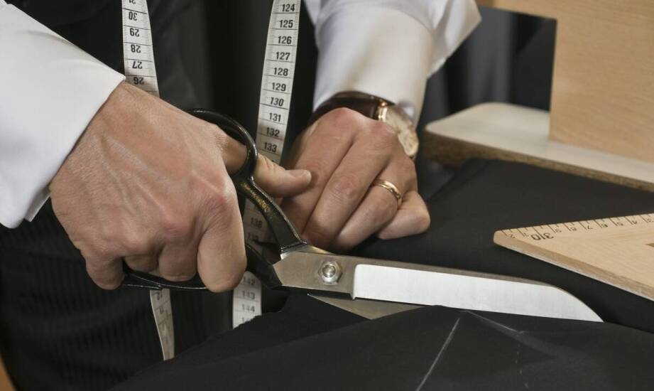 Jak krawiec dostosowuje garnitur do indywidualnych potrzeb klienta?