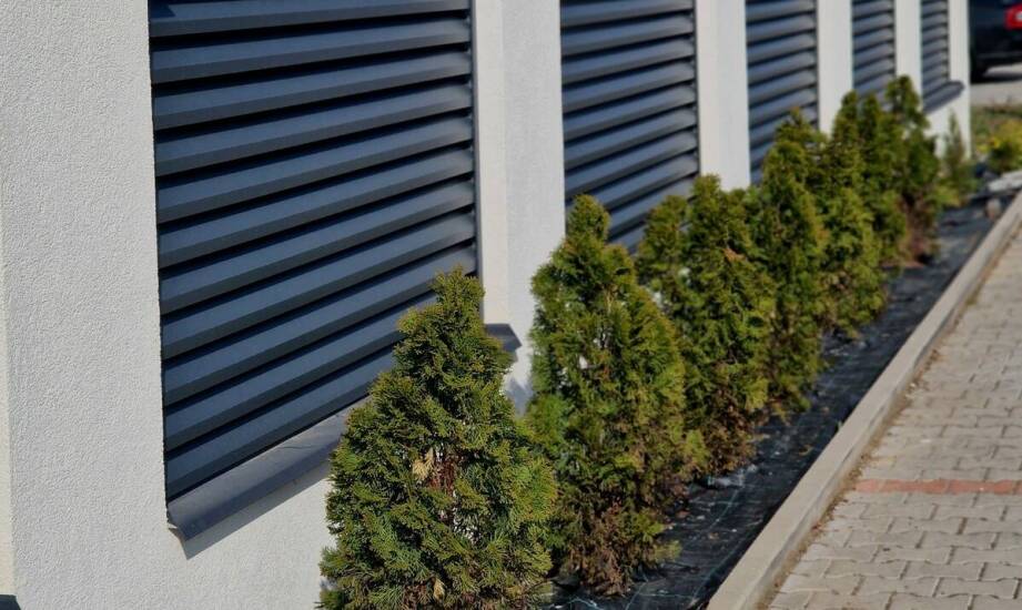 Estetyka i funkcjonalność – wysoki płot lamelowy jako element małej architektury