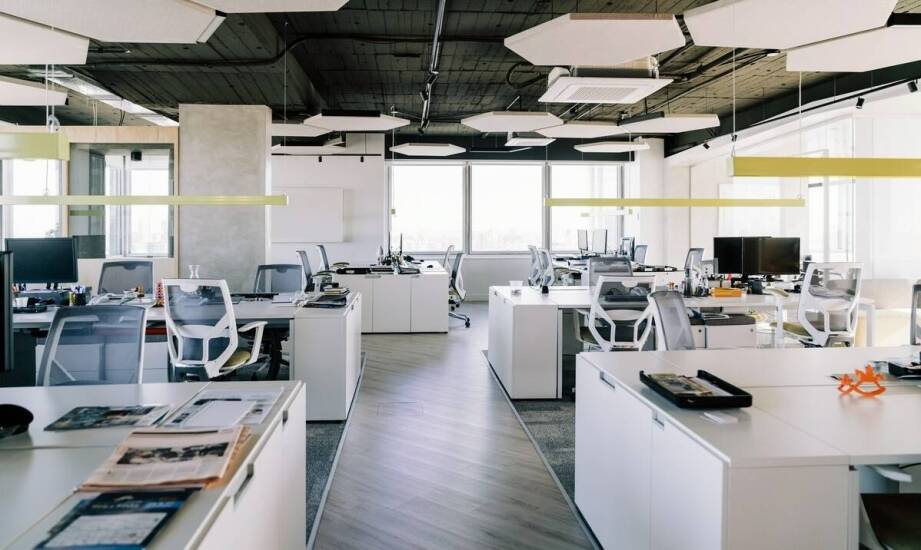 Jakie są kluczowe czynniki przy określaniu ilości m2 na pracownika w projektach fit-out?