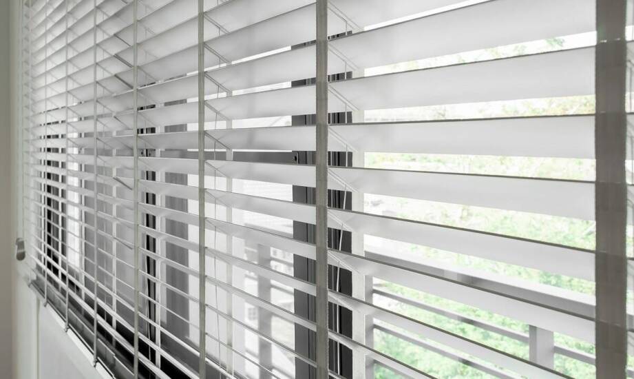 Alu-Jalousien im Schlafzimmer: Komfort und Eleganz