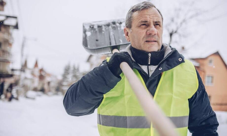 Wybór odpowiednich zimowych akcesoriów – sól drogowa i jej zastosowanie