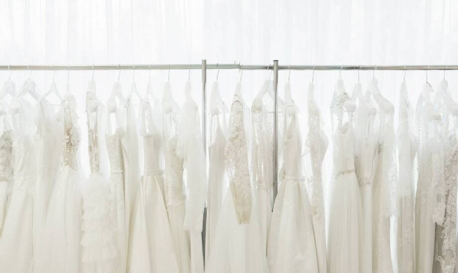 Jakie korzyści niesie ze sobą komis ślubnych sukien?