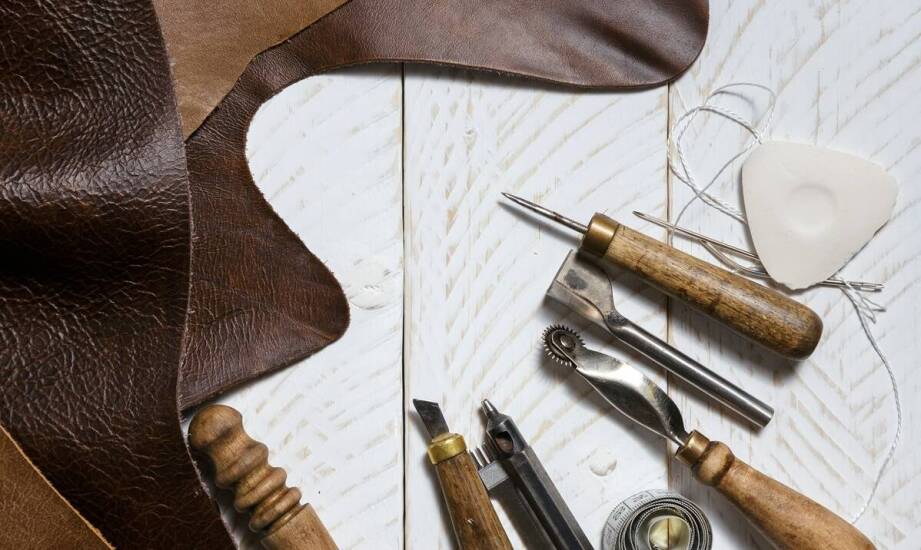 Jakie usługi introligatorskie są dostępne w antykwariacie do renowacji książek?