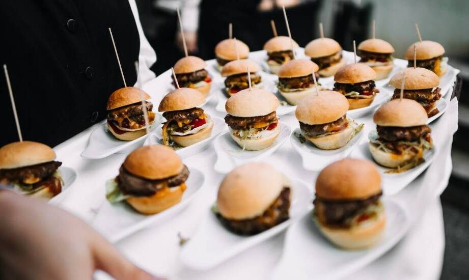 Firmowy catering: jak zadbać o estetykę i prezentację dań podczas wydarzeń