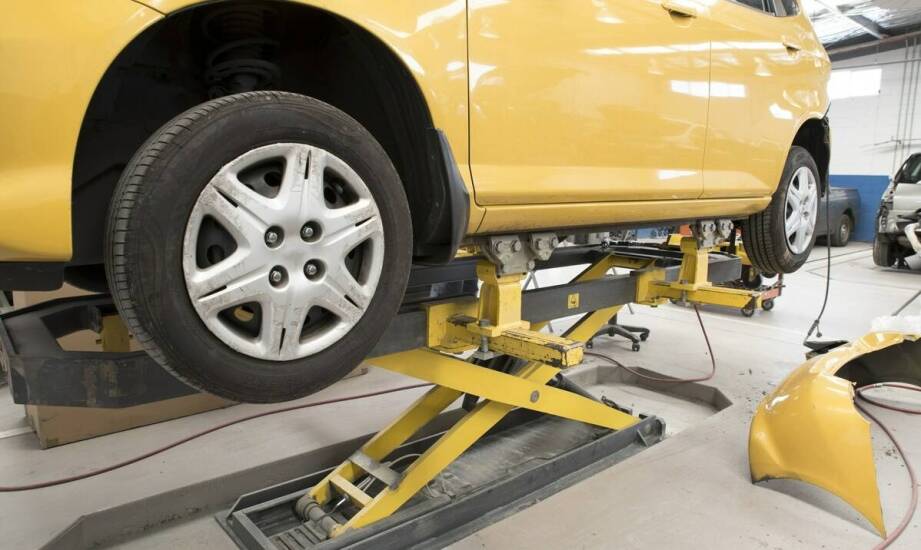 Jak optymalnie wykorzystać przestrzeń dzięki montażowi czterokolumnowego podnośnika?