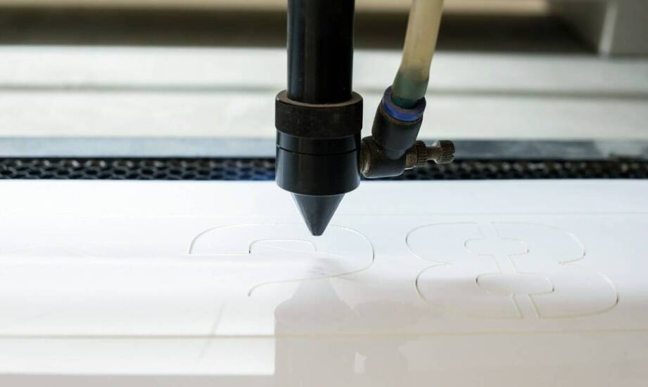 Jak cięcie plexi zmienia podejście do personalizacji wizualnych elementów?