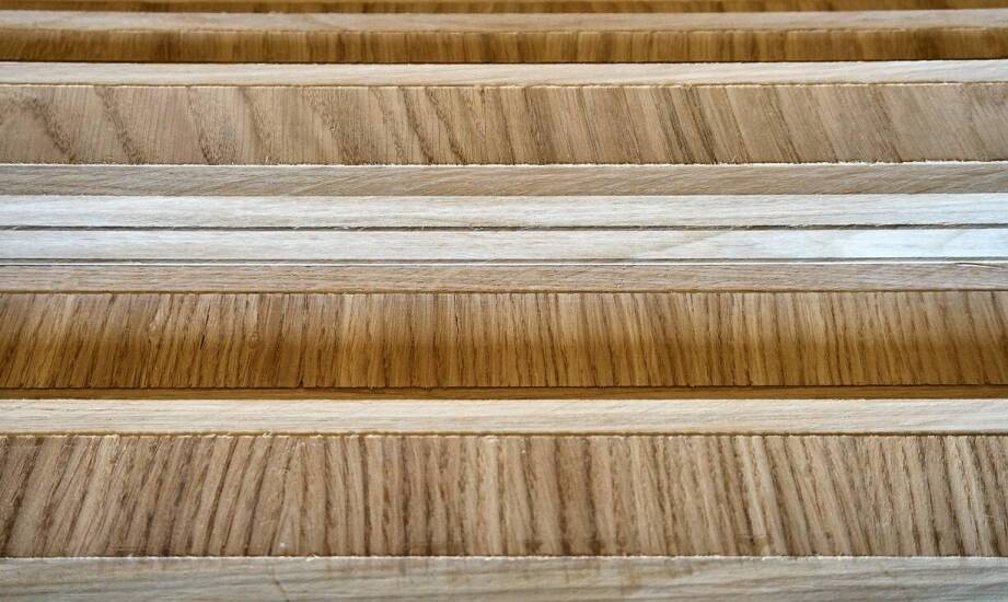 Jak drewniane barierki na schody wpisują się w koncepcję budownictwa ekologicznego?