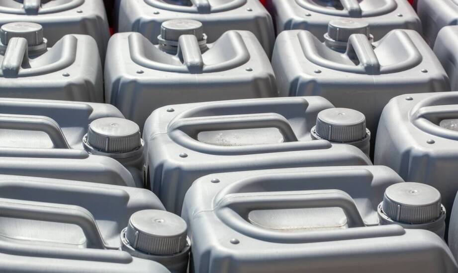 Jakie znaczenie ma dobór materiałów przy projektowaniu plastikowych kanistrów?