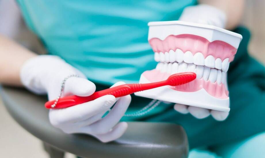 Jakie są najważniejsze aspekty higieny jamy ustnej po zabiegu implantologicznym?