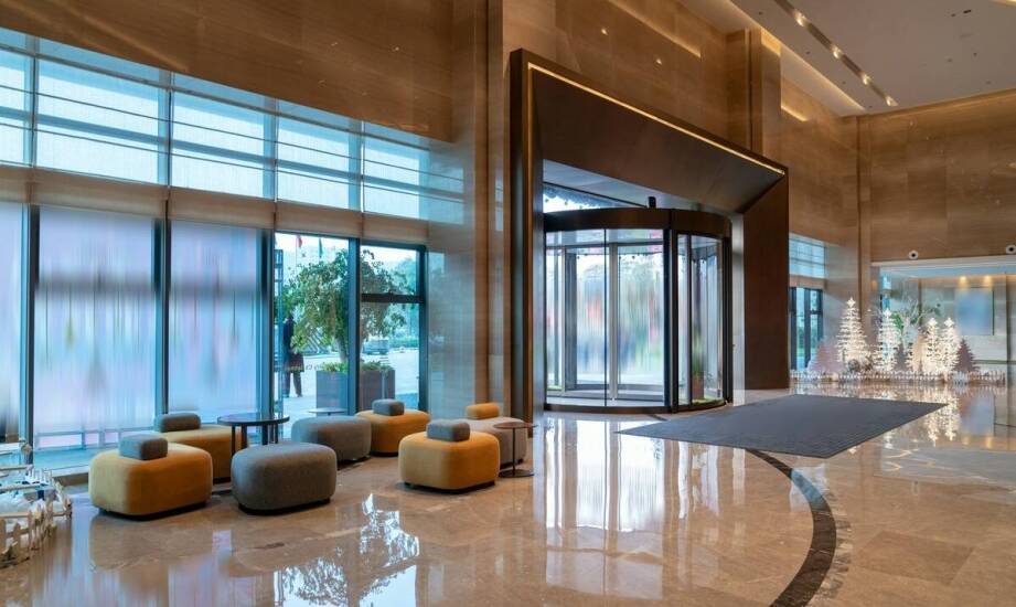 Jakie są korzyści z wyboru dekoracyjnego szkła do aranżacji wnętrz?