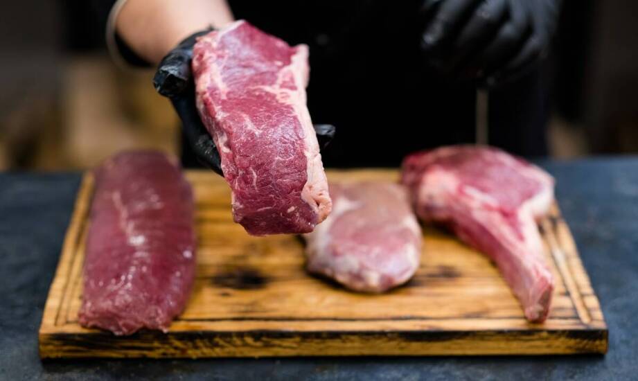 Surowe mięso dla psa i jego wpływ na zdrowie układu pokarmowego.