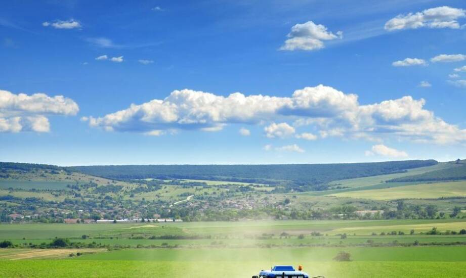 Jakie są najważniejsze techniczne parametry przy wyborze rolniczego opryskiwacza?