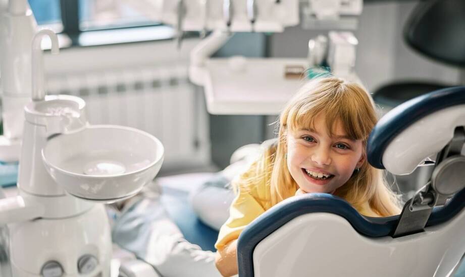 Dlaczego warto regularnie usuwać nazębny kamień u dzieci i młodzieży?