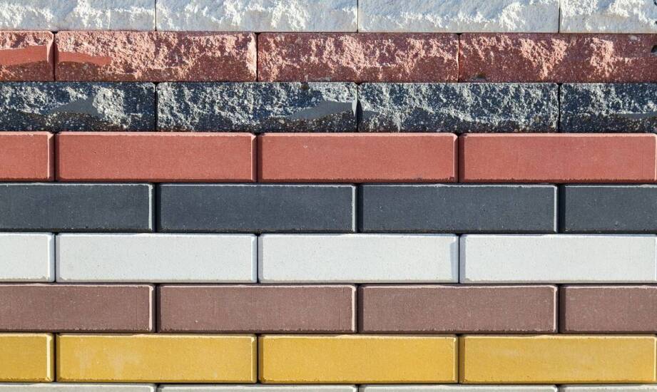 Jak ręcznie formowane cegły mogą podkreślić charakter budynku?