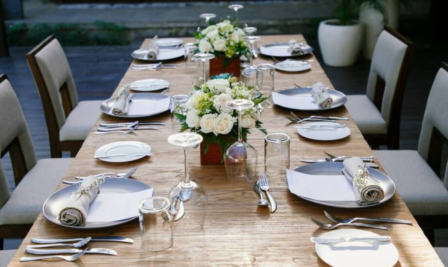 Jak profesjonalna obsługa wpływa na jakość cateringu przy przyjęciach?