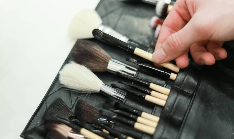 Zastosowanie każdego pędzla z kompletu do makijażu – przewodnik dla użytkowników.