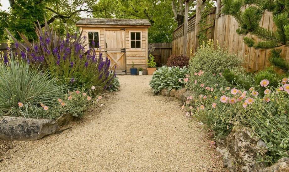 Ochrona narzędzi dzięki solidnej ogrodowej konstrukcji schowka