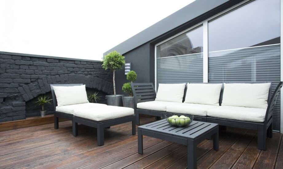 Wykorzystanie czarnych metalowych zegarów w aranżacji tarasu