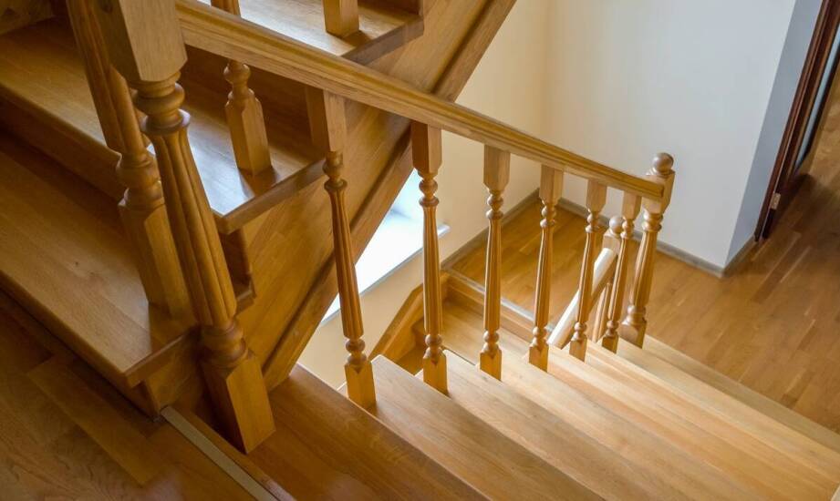 Trwałość i bezpieczeństwo jako kluczowe cechy schodów drewnianych