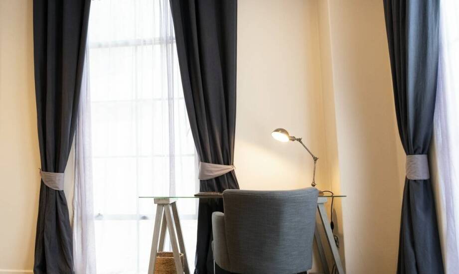 Dlaczego pokoje z czajnikiem i biurkiem są idealne dla osób pracujących?