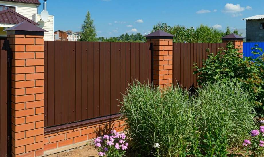 Ozdobne ceglane murki jako element dekoracyjny w ogrodzie