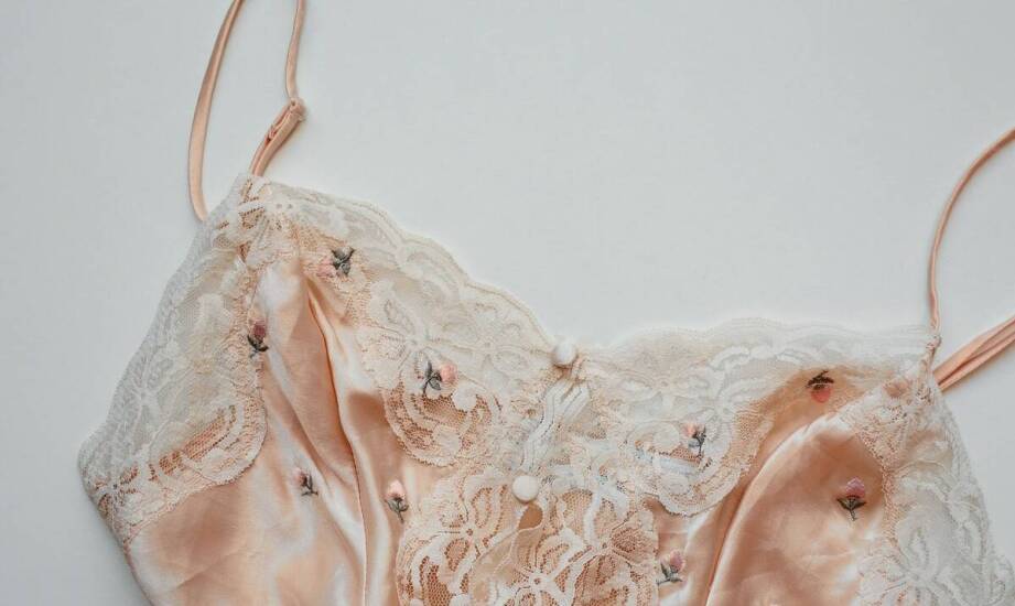 Koronkowe sukienki na ramiączkach a wybór odpowiedniej biżuterii