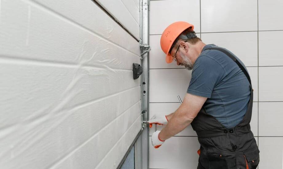 Jakie są koszty związane z profesjonalnym montażem segmentowych drzwi garażowych?