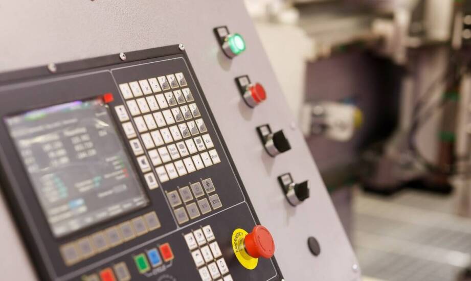 Kluczowe zalety wynajmu automatyzacyjnych urządzeń w przemyśle