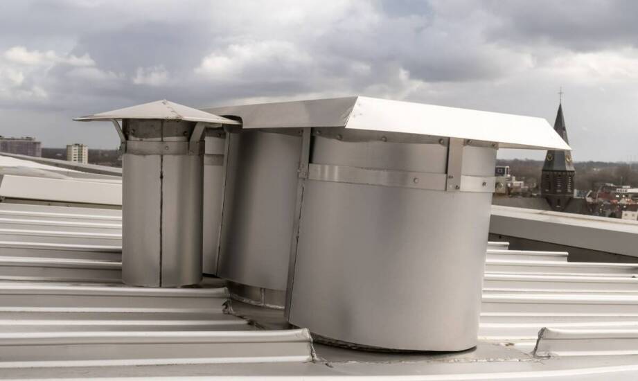 Rola dachowych wyłazów w systemach oddymiania – co warto wiedzieć?
