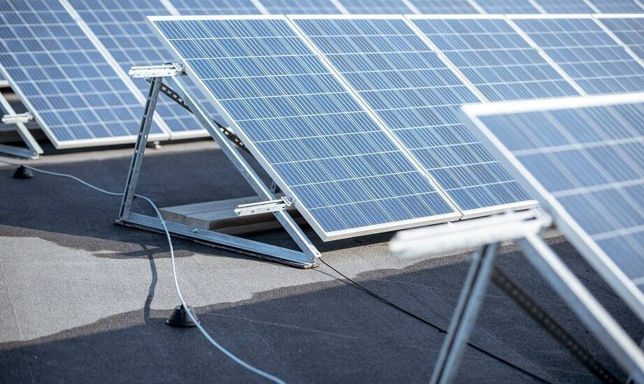 Wpływ wolnostojących stelaży na efektywność instalacji paneli solarnych