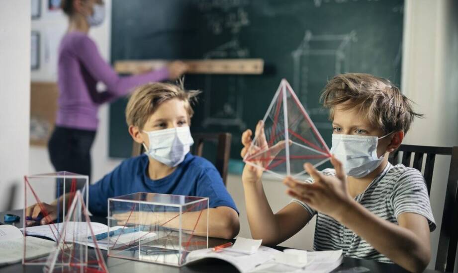 Edukacyjne pomoce do nauki o piramidzie żywienia w szkolnej klasie